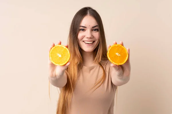 Młoda Biała Kobieta Trzymająca Pomarańczę — Zdjęcie stockowe