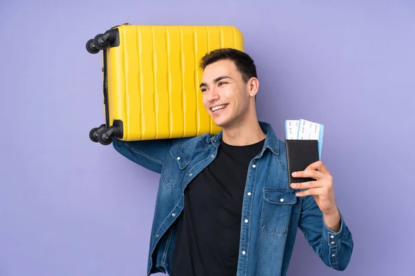 Jovem Caucasiano Bonito Homem Isolado Fundo Roxo Férias Com Mala — Fotografia de Stock