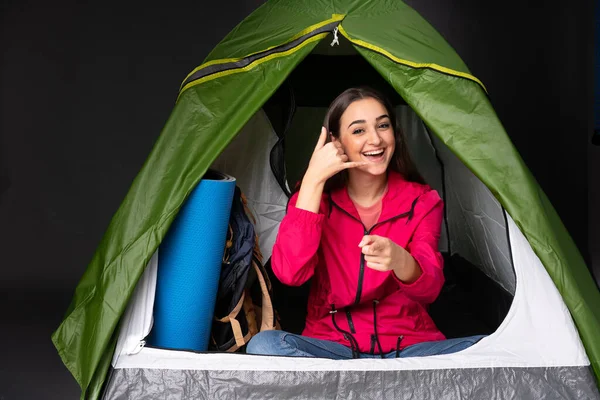 Giovane Donna Caucasica All Interno Una Tenda Verde Campeggio Facendo — Foto Stock