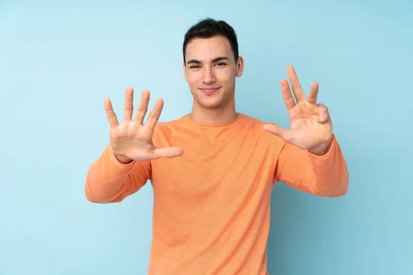 Joven Caucásico Guapo Hombre Aislado Sobre Fondo Azul Contando Nueve —  Fotos de Stock