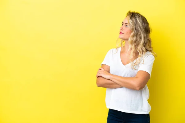 Junge Brasilianerin Isoliert Auf Gelbem Hintergrund Mit Verschränkten Armen — Stockfoto