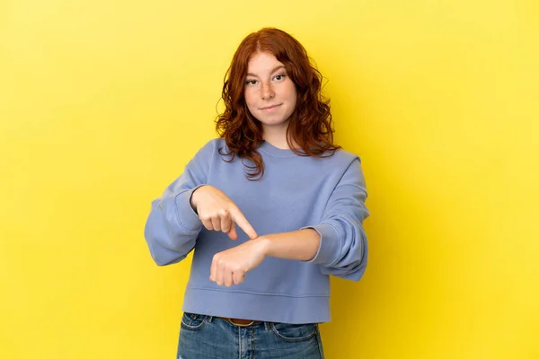 Adolescente Rougeâtre Isolée Sur Fond Jaune Faisant Geste Être Retard — Photo