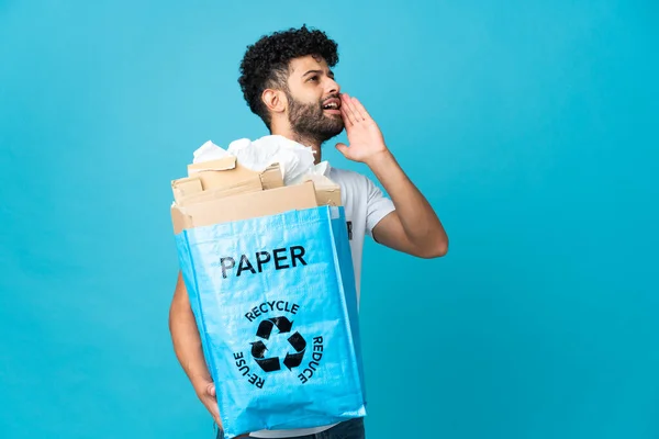 Joven Marroquí Sosteniendo Una Bolsa Reciclaje Llena Papel Para Reciclar —  Fotos de Stock