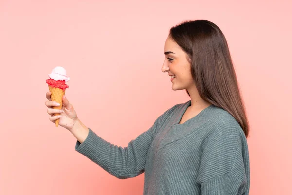 Jovem Segurando Sorvete Corneto Isolado Fundo Rosa Com Expressão Feliz — Fotografia de Stock