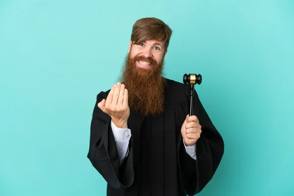 Rödhårig Kaukasisk Domare Man Isolerad Blå Bakgrund Inbjudande Att Komma — Stockfoto