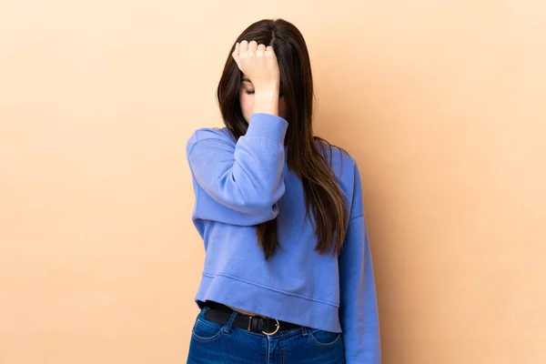 Adolescente Menina Brasileira Sobre Fundo Isolado Com Dor Cabeça — Fotografia de Stock