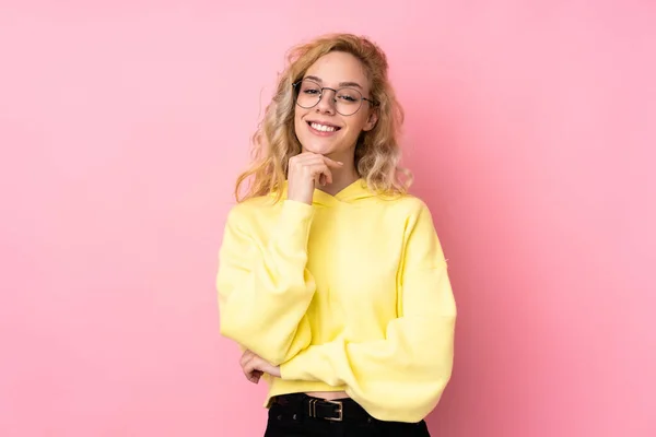 Jovem Loira Vestindo Uma Camisola Isolada Fundo Rosa Com Óculos — Fotografia de Stock