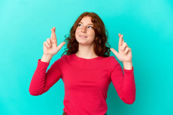 Genç Kızılımsı Kadın Mavi Arka Planda Izole Edilmiş Parmakları Çapraz — Stok fotoğraf