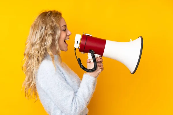 Young Blonde Woman Isolated Yellow Background Shouting Megaphone — Stock Photo, Image
