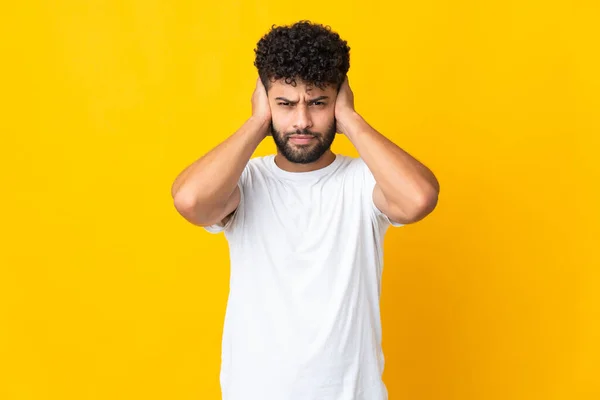 Jovem Marroquino Isolado Fundo Amarelo Frustrado Cobrindo Orelhas — Fotografia de Stock