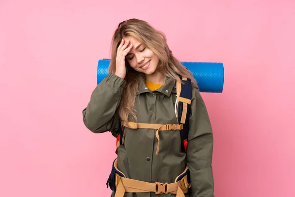 Nastolatek Rosyjski Alpinista Dziewczyna Duży Plecak Izolowane Różowy Tło Śmiech — Zdjęcie stockowe