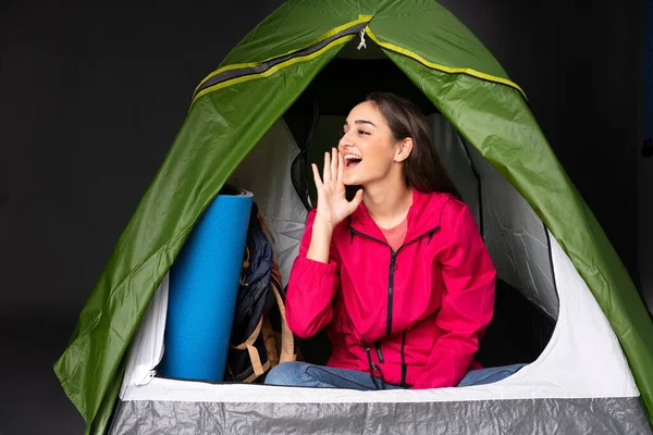 Giovane Donna Caucasica All Interno Una Tenda Verde Campeggio Gridando — Foto Stock