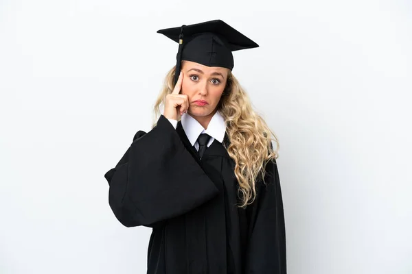 Jovem Universitária Graduada Mulher Isolada Fundo Branco Pensando Uma Ideia — Fotografia de Stock