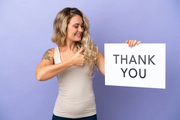 Jovem Brasileira Isolada Fundo Roxo Segurando Cartaz Com Texto Obrigado — Fotografia de Stock