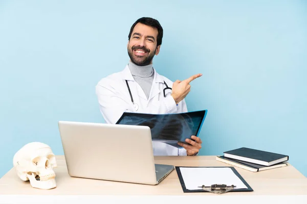 Professional Traumatologist Workplace Pointing Side Present Product — Stock Photo, Image