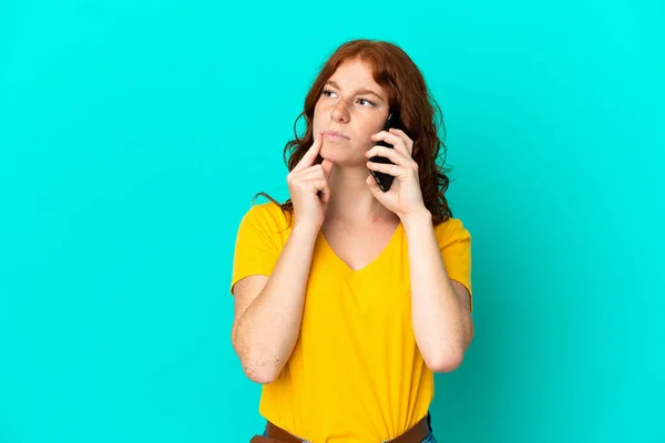 Adolescente Donna Rossastra Utilizzando Telefono Cellulare Isolato Sfondo Blu Avendo — Foto Stock