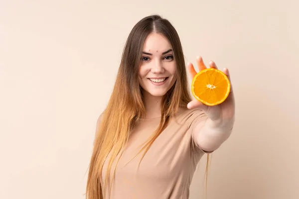 Junge Kaukasische Frau Mit Einer Orange — Stockfoto