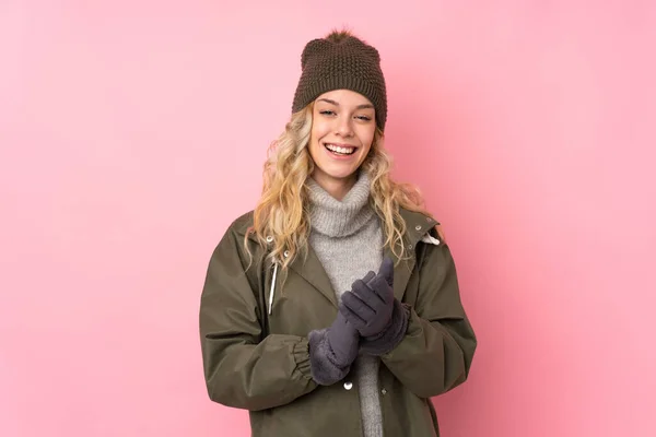 Young Girl Winter Hat Isolated Pink Background Applauding — Stock Photo, Image