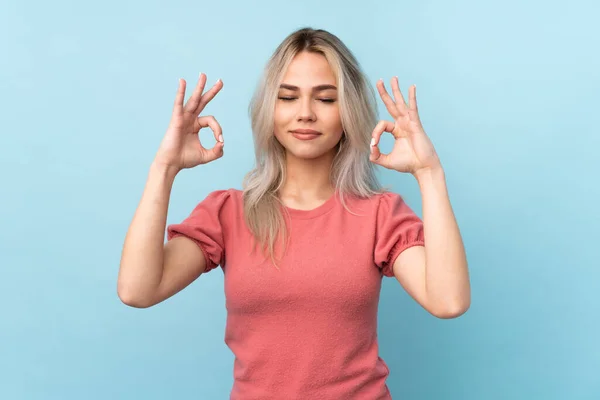 Adolescente Sur Fond Bleu Isolé Dans Pose Zen — Photo