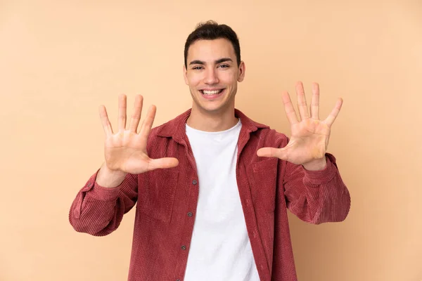 Jonge Kaukasische Knappe Man Geïsoleerd Beige Achtergrond Tellen Tien Met — Stockfoto