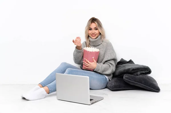 Ragazza Bionda Adolescente Che Mangia Popcorn Mentre Guarda Film Sul — Foto Stock