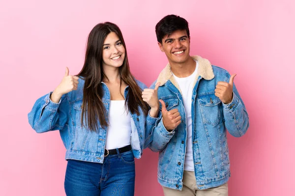 Casal Jovem Sobre Fundo Rosa Isolado Dando Gesto Polegares Para — Fotografia de Stock