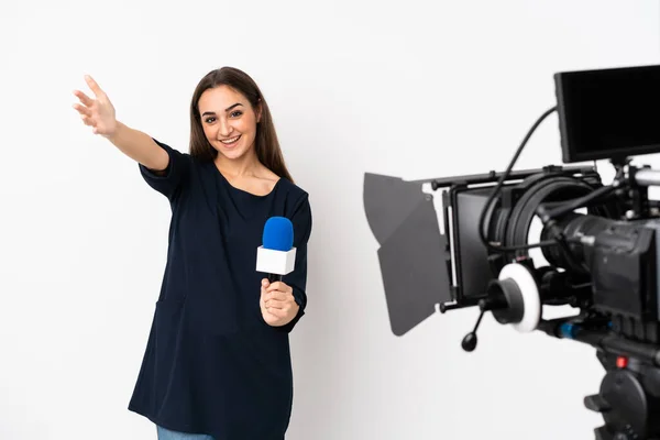 Wartawan Wanita Memegang Mikrofon Dan Melaporkan Berita Terisolasi Latar Belakang — Stok Foto