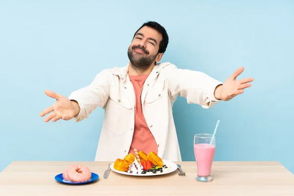 Masada Kahvaltı Yapan Bir Adam Waffle Yiyor Milkshake Sunuyor Davet — Stok fotoğraf