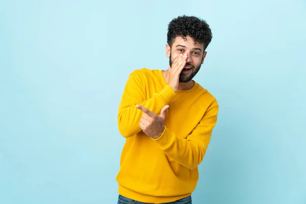 Jovem Marroquino Isolado Fundo Azul Apontando Para Lado Para Apresentar — Fotografia de Stock