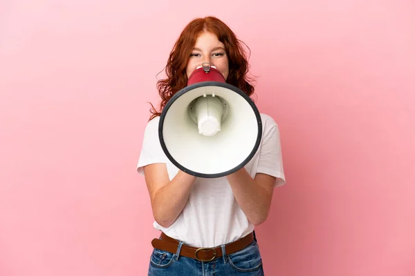 Adolescente Rougeâtre Isolée Sur Fond Rose Criant Travers Mégaphone Pour — Photo