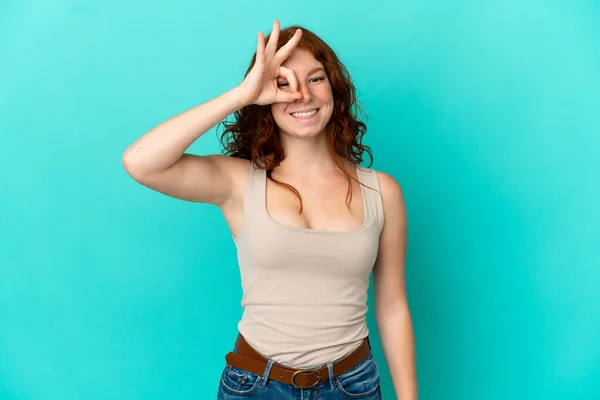 Adolescente Mulher Avermelhada Isolado Fundo Azul Mostrando Sinal Com Dedos — Fotografia de Stock