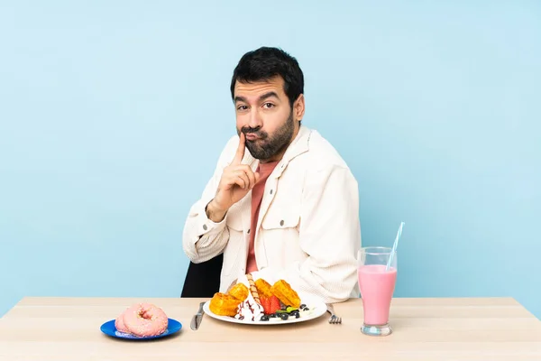 Masada Kahvaltı Yapan Bir Adam Waffle Yiyor Milkshake Içiyor Önüne — Stok fotoğraf