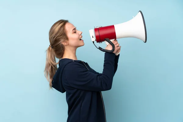 Tiener Russisch Meisje Holding Mat Geïsoleerd Blauw Achtergrond Schreeuwen Door — Stockfoto