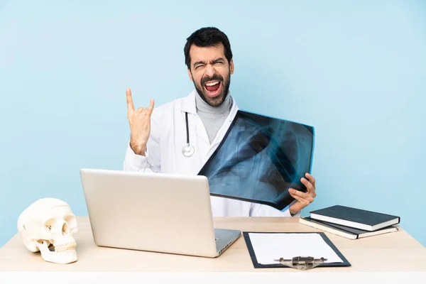 Professionele Traumatoloog Het Werk Maken Van Rock Gebaar — Stockfoto