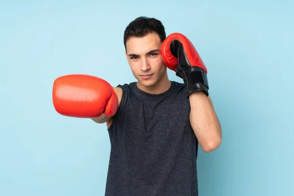 Giovane Uomo Sportivo Oltre Isolato Sfondo Blu Con Guanti Boxe — Foto Stock