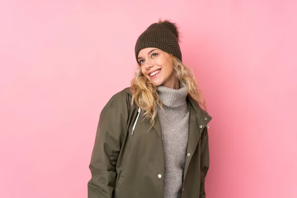 Menina Com Chapéu Inverno Isolado Fundo Rosa Rindo Olhando Para — Fotografia de Stock