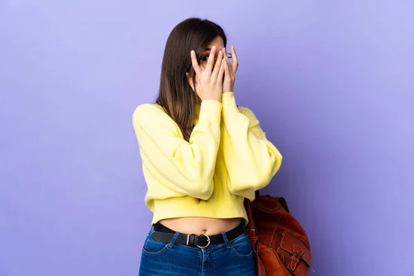 Adolescente Brésilienne Étudiante Sur Fond Violet Isolé Couvrant Les Yeux — Photo