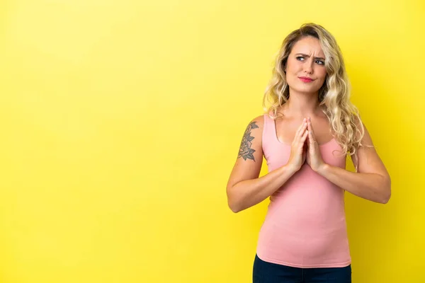 Jeune Femme Brésilienne Isolée Sur Fond Jaune Complotant Quelque Chose — Photo