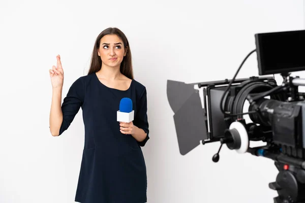 Mulher Repórter Segurando Microfone Relatando Notícias Isoladas Fundo Branco Com — Fotografia de Stock