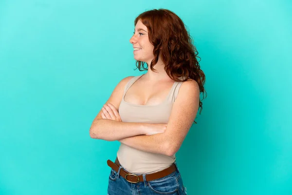 Genç Kızılımsı Kadın Mavi Arka Planda Izole Edilmiş Mutlu Gülümsüyor — Stok fotoğraf