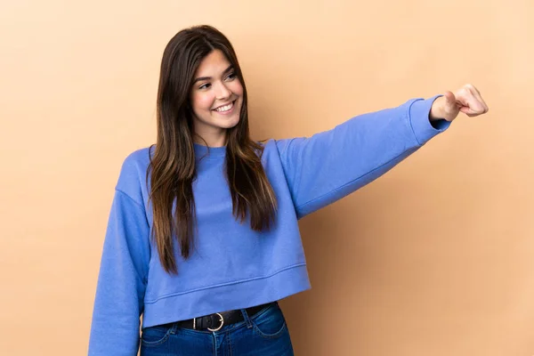 Ragazza Brasiliana Adolescente Sfondo Isolato Dando Pollice Gesto — Foto Stock