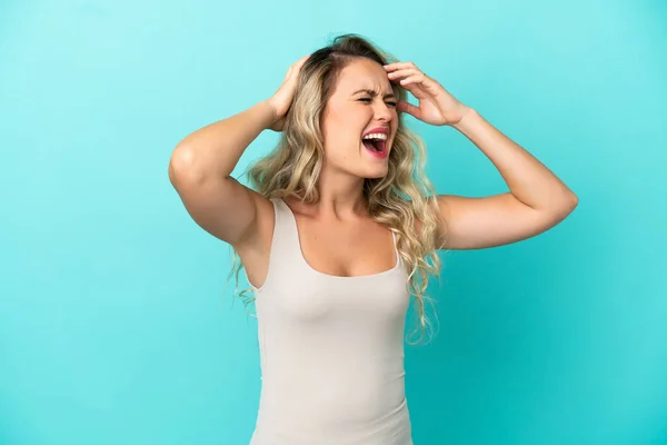 Jonge Braziliaanse Vrouw Geïsoleerd Blauwe Achtergrond Gestrest Overweldigd — Stockfoto