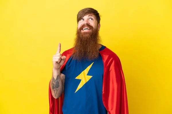 Redhead Super Hrdina Muž Izolovaný Žlutém Pozadí Ukazuje Nahoru Překvapen — Stock fotografie
