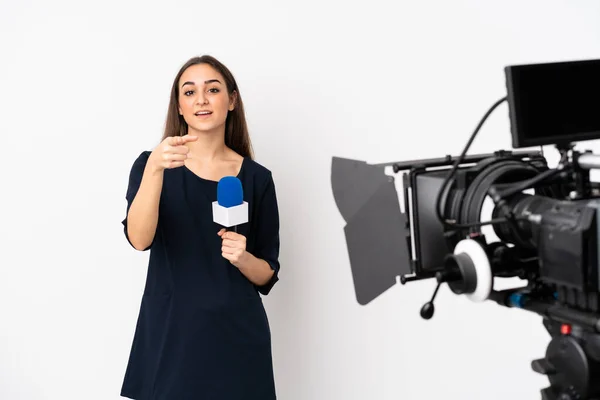 Reporter Femme Tenant Microphone Rapportant Des Nouvelles Isolées Sur Fond — Photo