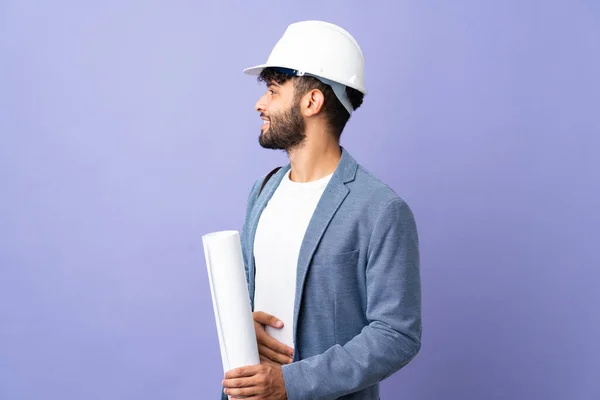 Jovem Arquiteto Marroquino Com Capacete Segurando Plantas Sobre Fundo Isolado — Fotografia de Stock