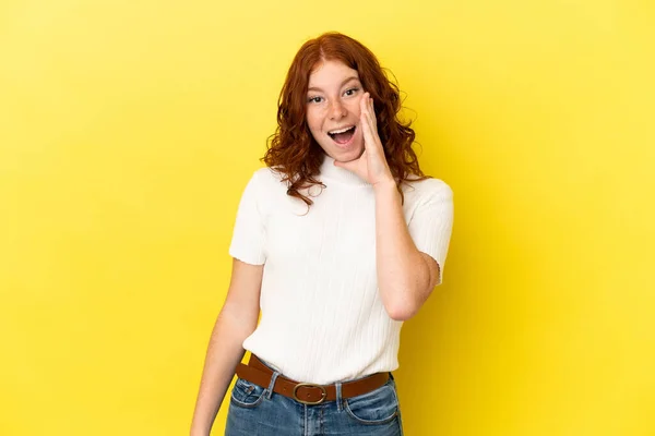 Teenager Rötliche Frau Isoliert Auf Gelbem Hintergrund Mit Überraschung Und — Stockfoto