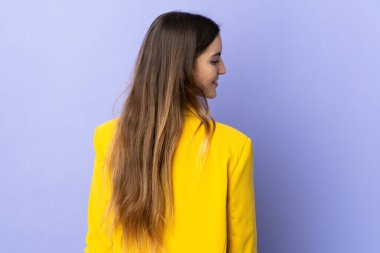 Arka planda izole edilmiş bir geçmişi olan beyaz bir kadın var.