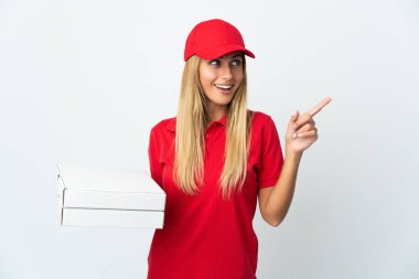 Pizzacı kadın elinde beyaz arka planda izole edilmiş bir pizza tutuyor. Çözümün ne olduğunu anlamak için parmağını kaldırıyor.