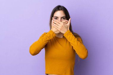 İzole bir geçmişi olan beyaz bir kadın elleriyle ağzını kapatıyor.