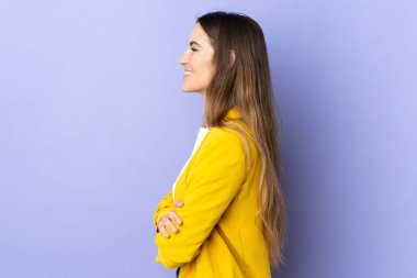 Yandan izole edilmiş genç beyaz kadın.